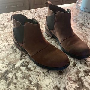 Sorel emellie boot, hardly worn, great condition.  Dark brown in color.